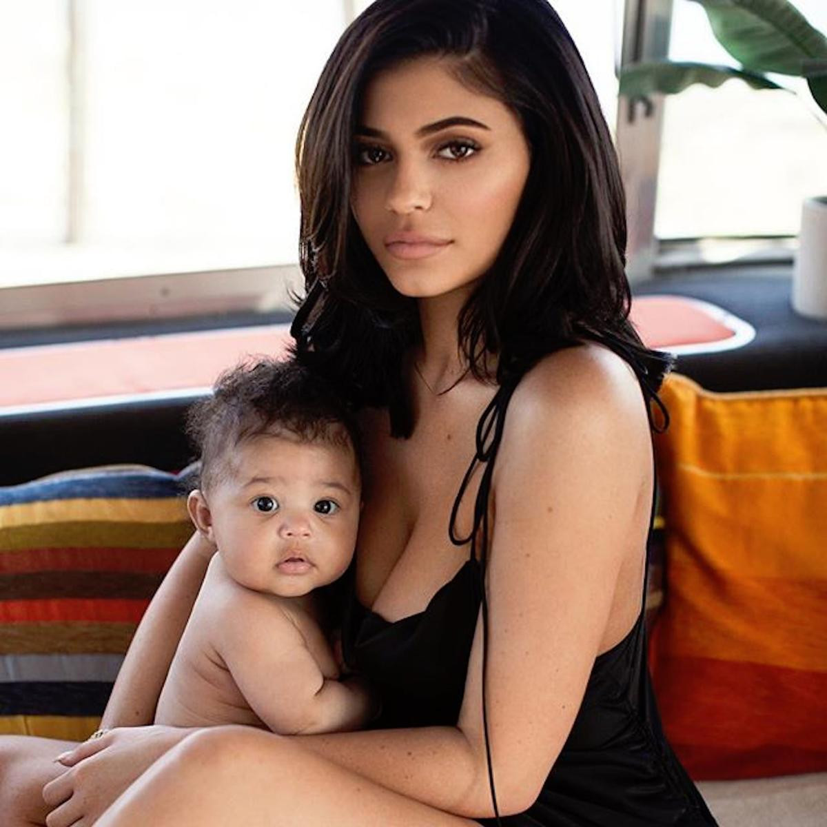 Kylie Jenner nhận cơn mưa lời khen khi khoe vết rạn trên ngực Ảnh 2