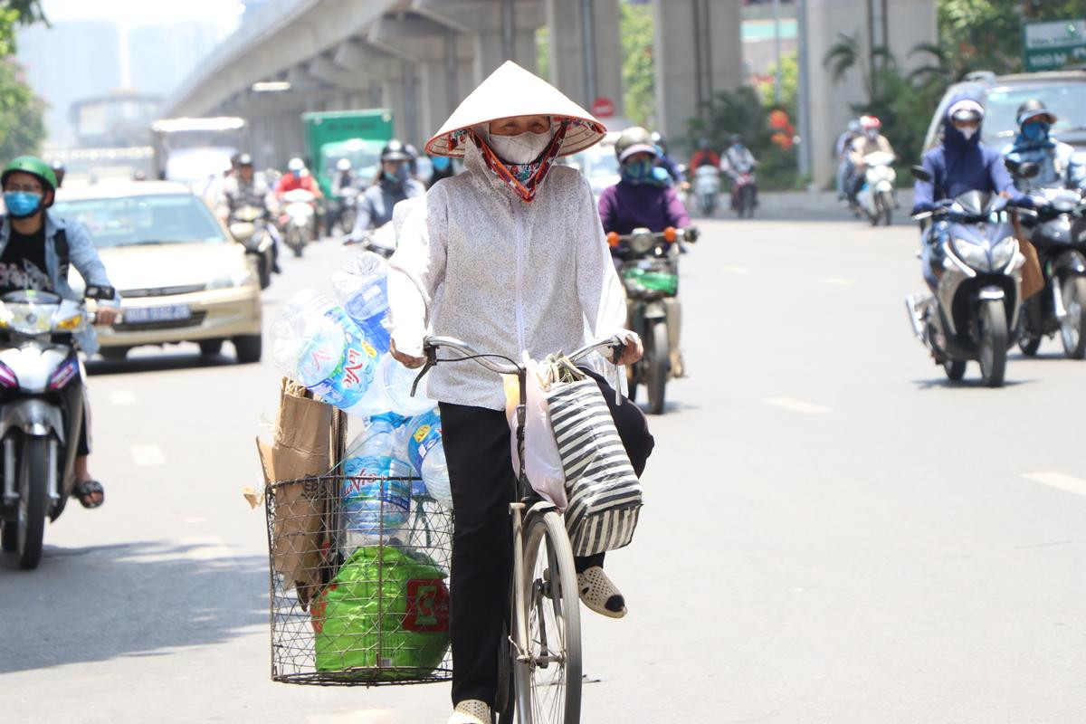 Người Hà Nội gồng mình trong cái nóng hơn 40 độ C như thiêu như đốt Ảnh 15