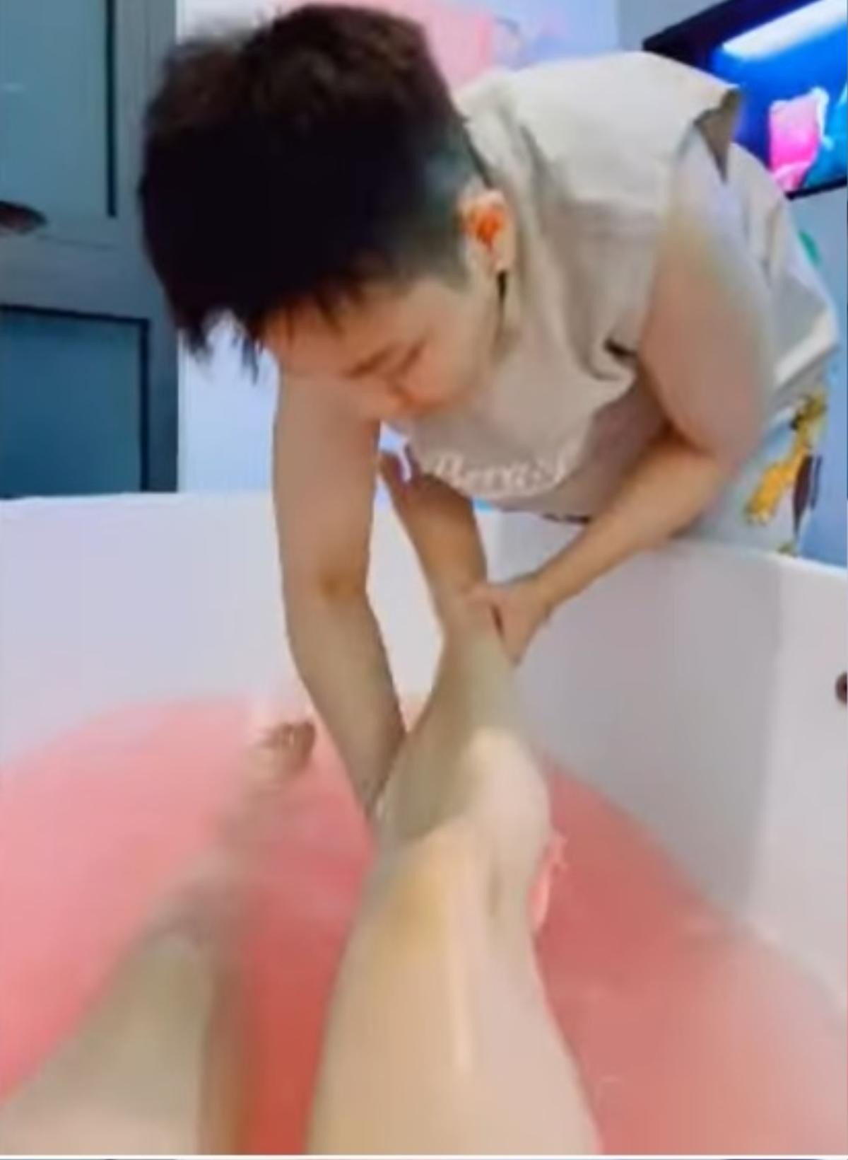 'Nóng mắt' trước clip tomboy Bi Bảo tắm cho bạn đời đồng giới, Múi Xù còn đáp trả bằng nụ hôn ngọt ngào Ảnh 2