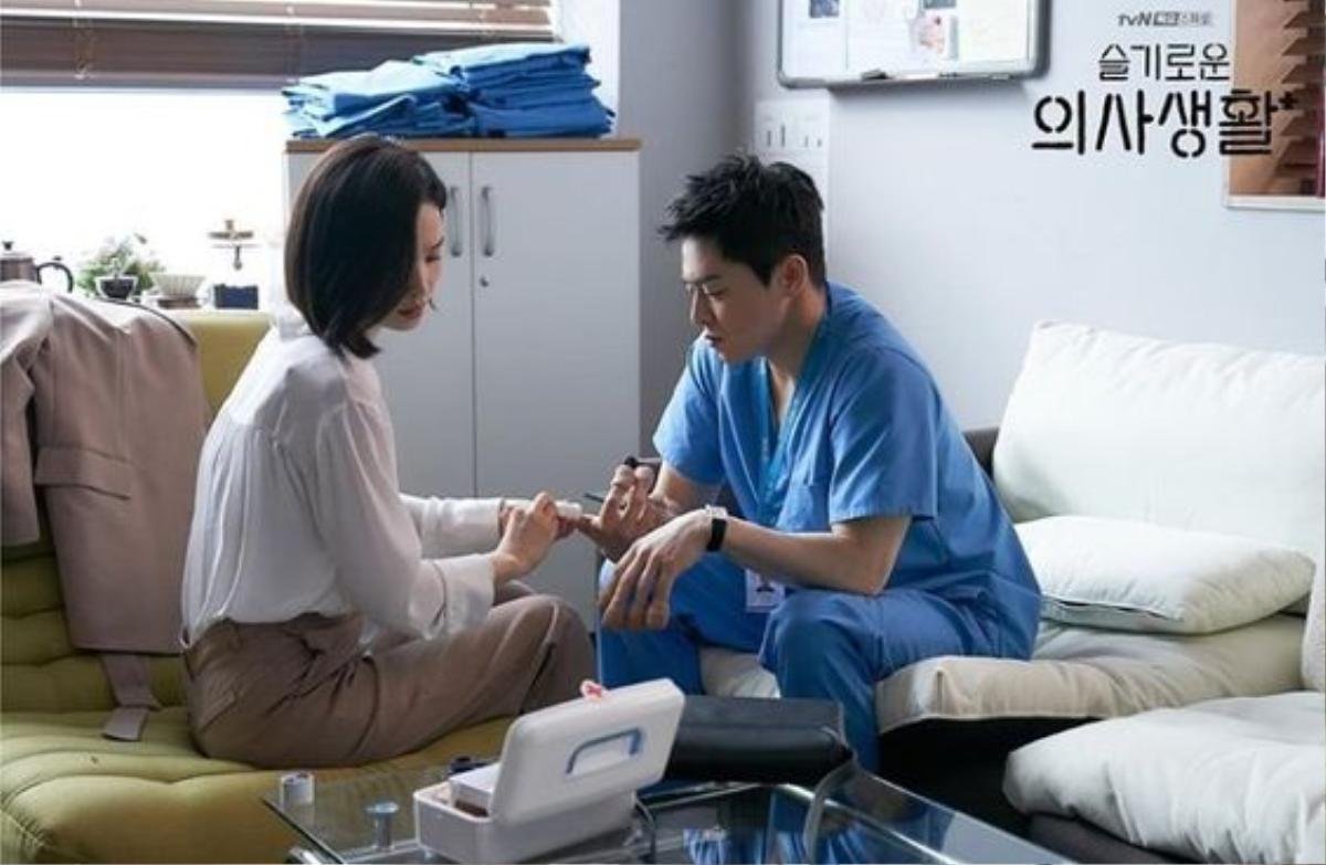 Hospital Playlist: Với Jo Jung Suk thì giáo sư Lee Ik Jun 'đơn giản chỉ là một tên điên' Ảnh 13