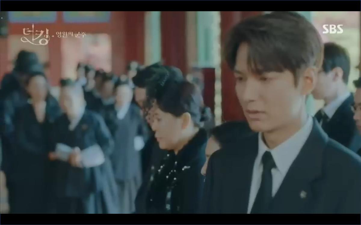 'Quân vương bất diệt' tập 11: Lee Min Ho điều động trực thăng cứu Kim Go Eun trong biển máu? Ảnh 5