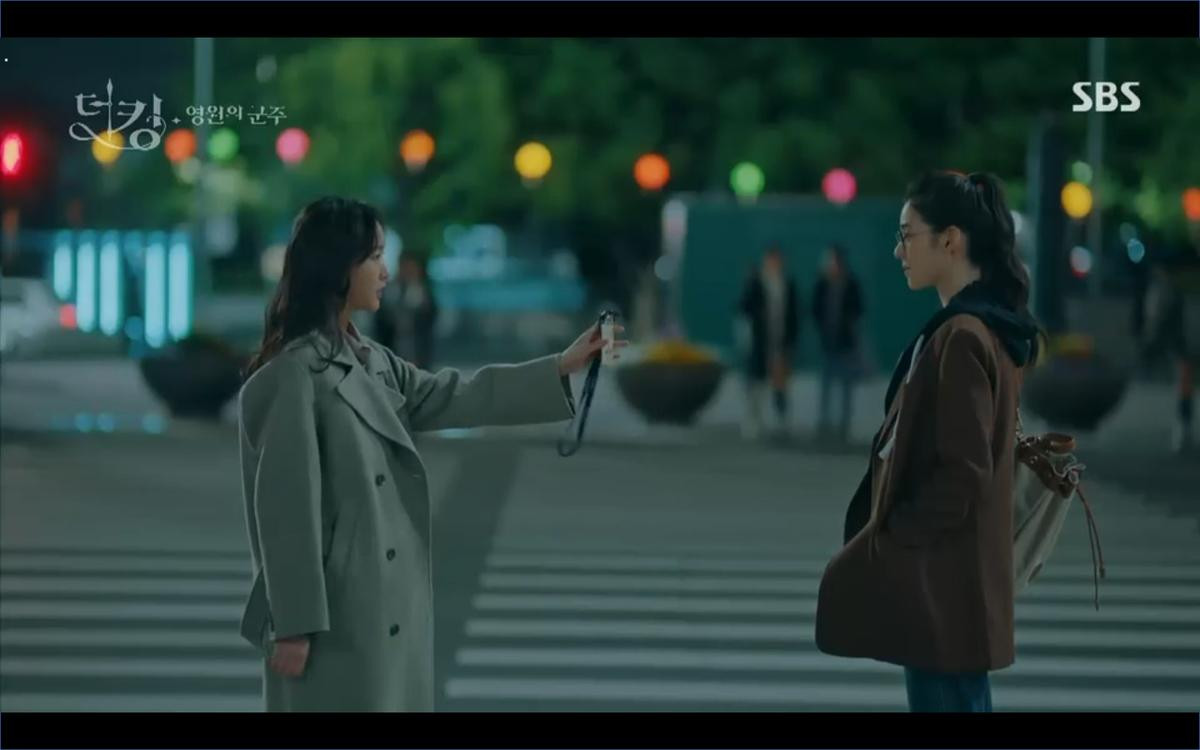 'Quân vương bất diệt' tập 11: Lee Min Ho điều động trực thăng cứu Kim Go Eun trong biển máu? Ảnh 12