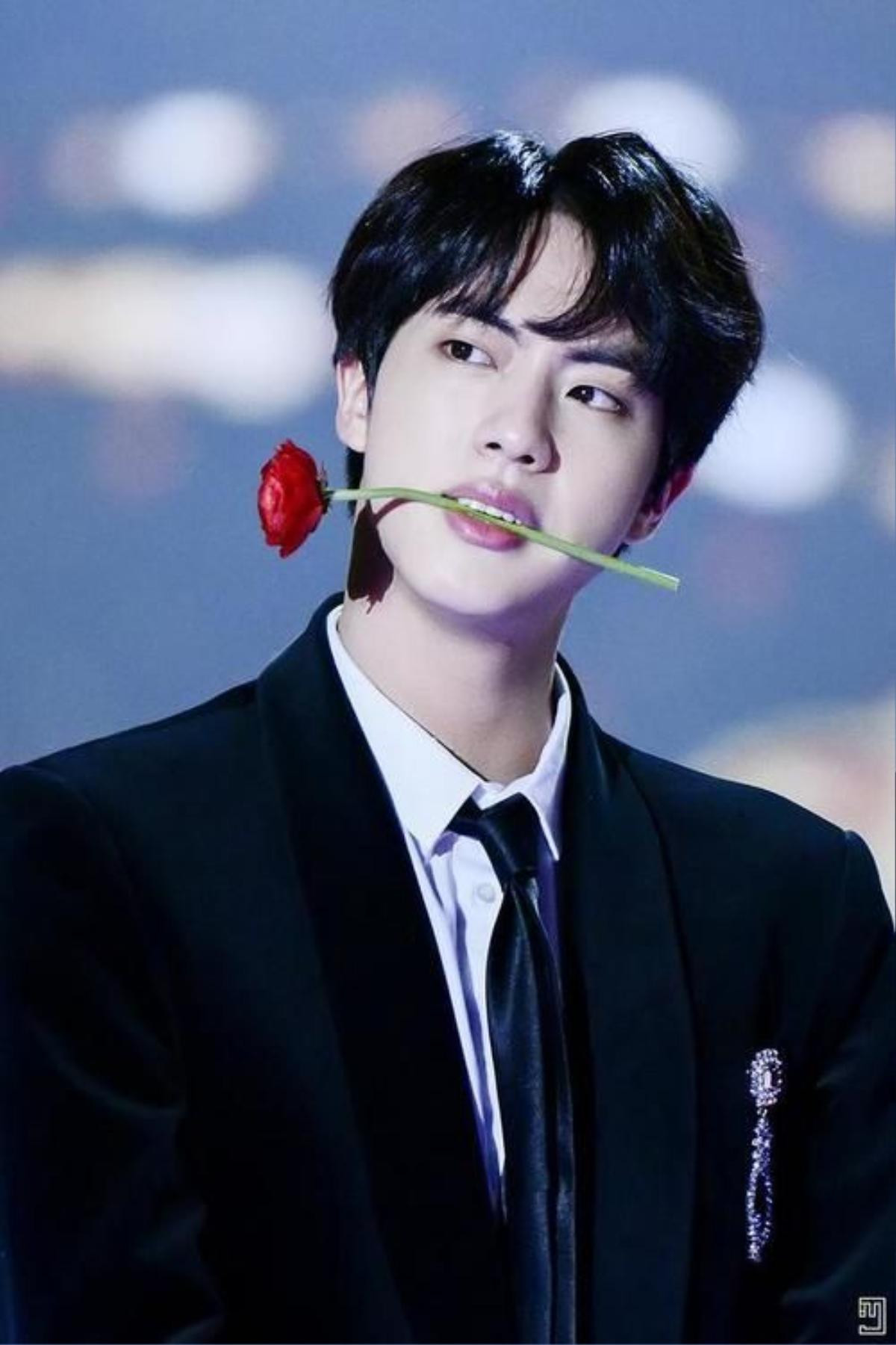 Jin (BTS) trở thành hot trending chỉ nhờ một bức ảnh được chụp sau khi ăn… chân lợn, ai tin anh đã gần 30? Ảnh 5