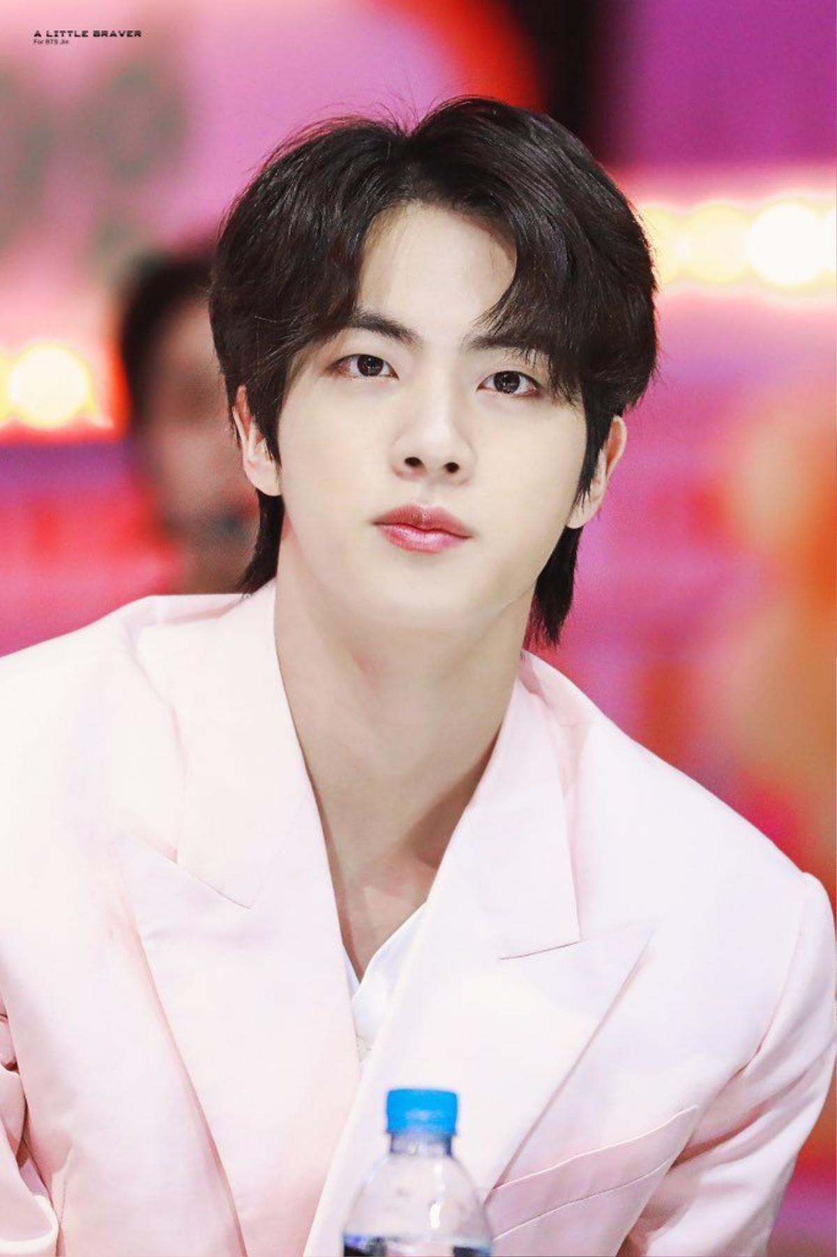 Jin (BTS) trở thành hot trending chỉ nhờ một bức ảnh được chụp sau khi ăn… chân lợn, ai tin anh đã gần 30? Ảnh 2