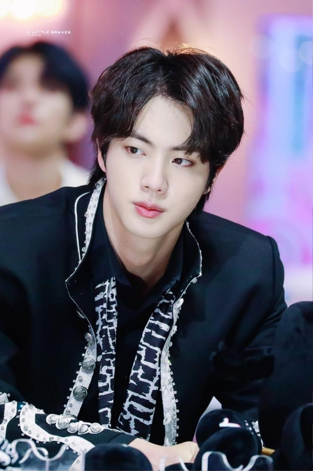 Jin (BTS) trở thành hot trending chỉ nhờ một bức ảnh được chụp sau khi ăn… chân lợn, ai tin anh đã gần 30? Ảnh 3