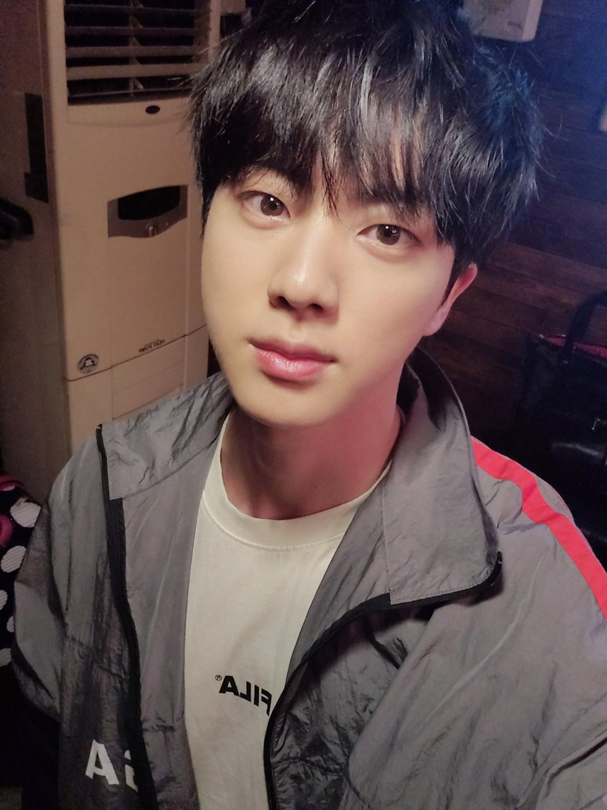 Jin (BTS) trở thành hot trending chỉ nhờ một bức ảnh được chụp sau khi ăn… chân lợn, ai tin anh đã gần 30? Ảnh 1