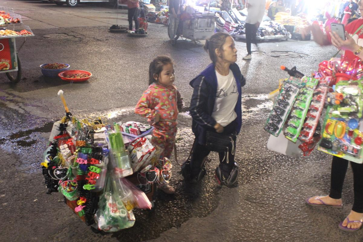 Hoàn cảnh đáng thương của hai bà cháu lang thang ở chợ đêm Đà Lạt: Bao giờ mới hết đớn đau? Ảnh 9