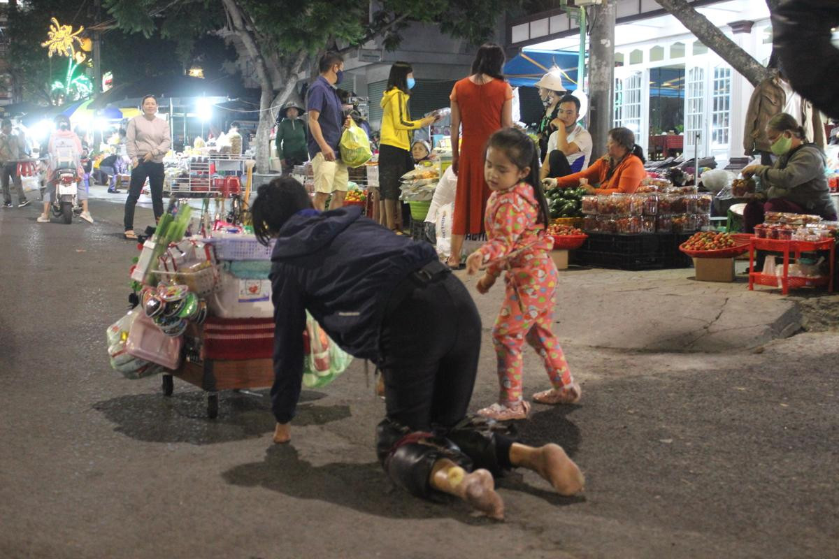 Hoàn cảnh đáng thương của hai bà cháu lang thang ở chợ đêm Đà Lạt: Bao giờ mới hết đớn đau? Ảnh 8