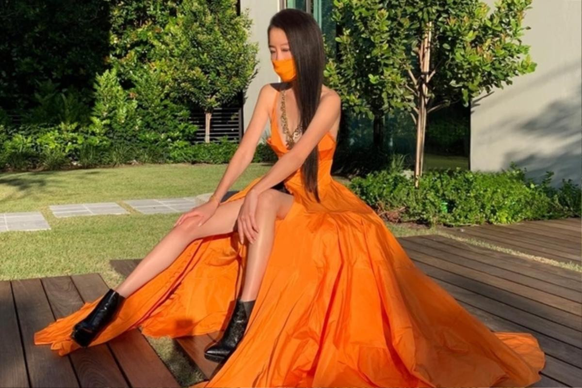 Cư dân mạng rần rần 'mô phỏng' cách ăn mặc và pose dáng của bà hoàng váy cưới Vera Wang Ảnh 2