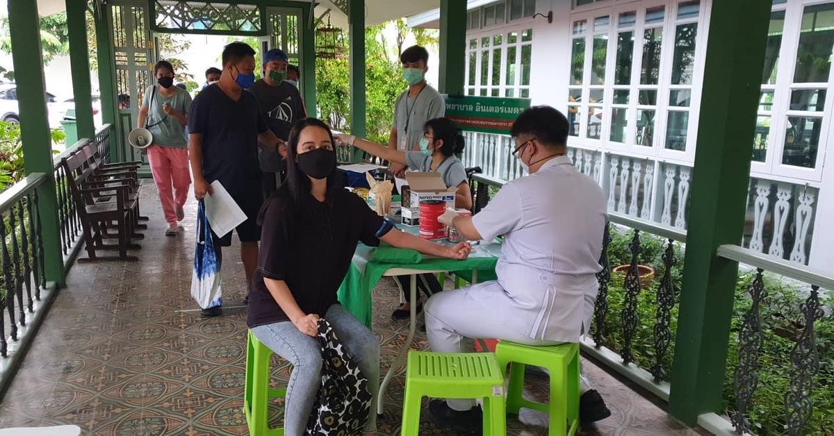 Trở lại quay phim sau dịch, Baifern Pimchanok cực xinh đẹp với tạo hình trong phim 'Sroi Sabunnga' Ảnh 2