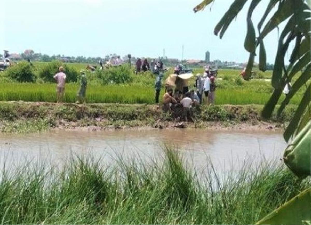 Theo bố mẹ ra kênh mò cua bắt ốc, 2 chị em ruột đuối nước thương tâm Ảnh 1