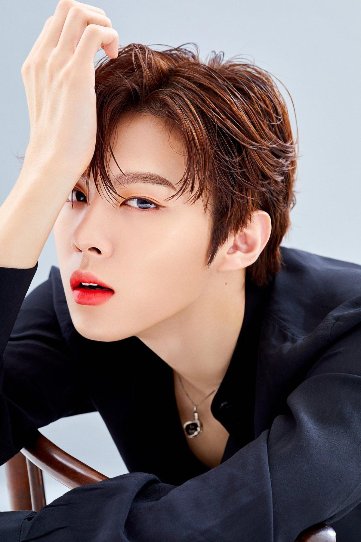 Đâu chỉ có fan, cựu thành viên X1 Wooseok cũng 'lọt hố' visual vạn người mê của nam thần này nhà BTS Ảnh 1