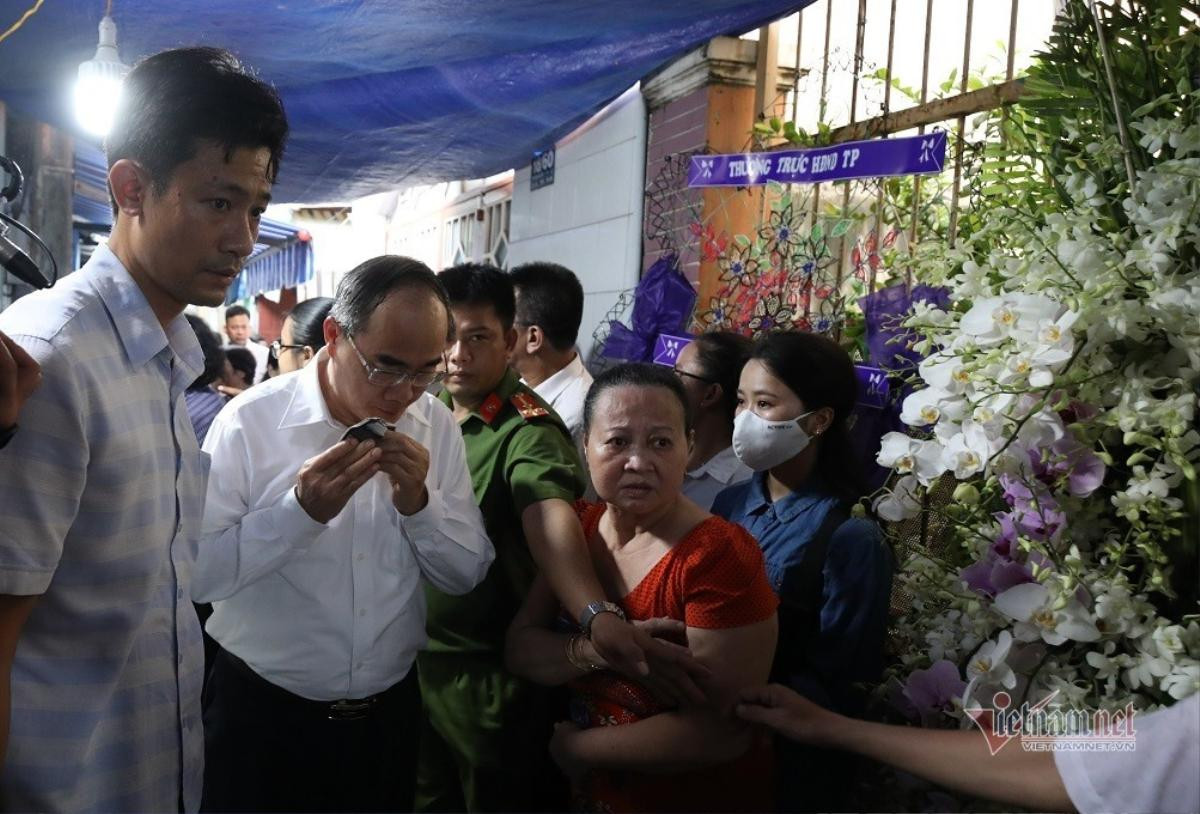 Xót thương hoàn cảnh cháu bé tử vong do bị cây đè: Người mẹ liên tục ngất xỉu trong lễ tang, đau lòng cảnh ‘người đầu bạc tiễn kẻ đầu xanh’ Ảnh 3