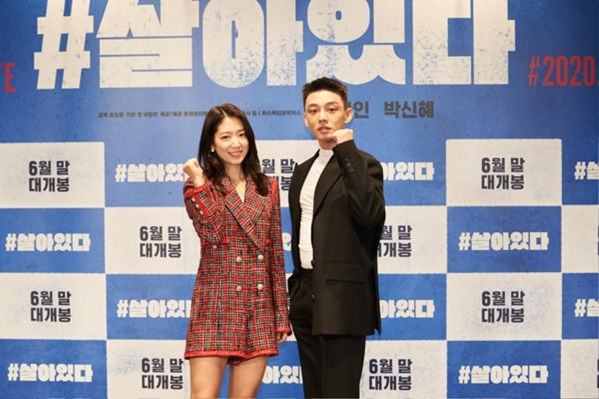 Yoo Ah In tình tứ, nắm chặt tay Park Shin Hye tại họp báo phim zombie '#ALIVE' Ảnh 3