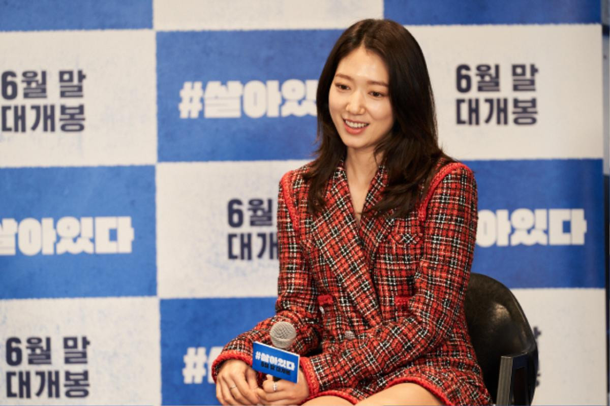 Yoo Ah In tình tứ, nắm chặt tay Park Shin Hye tại họp báo phim zombie '#ALIVE' Ảnh 15