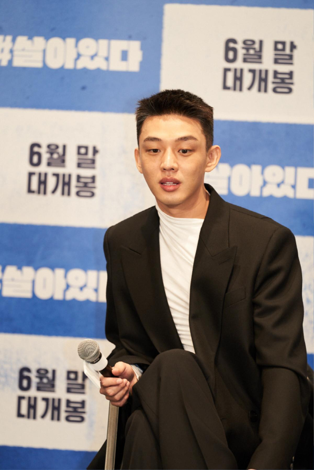 Yoo Ah In tình tứ, nắm chặt tay Park Shin Hye tại họp báo phim zombie '#ALIVE' Ảnh 13