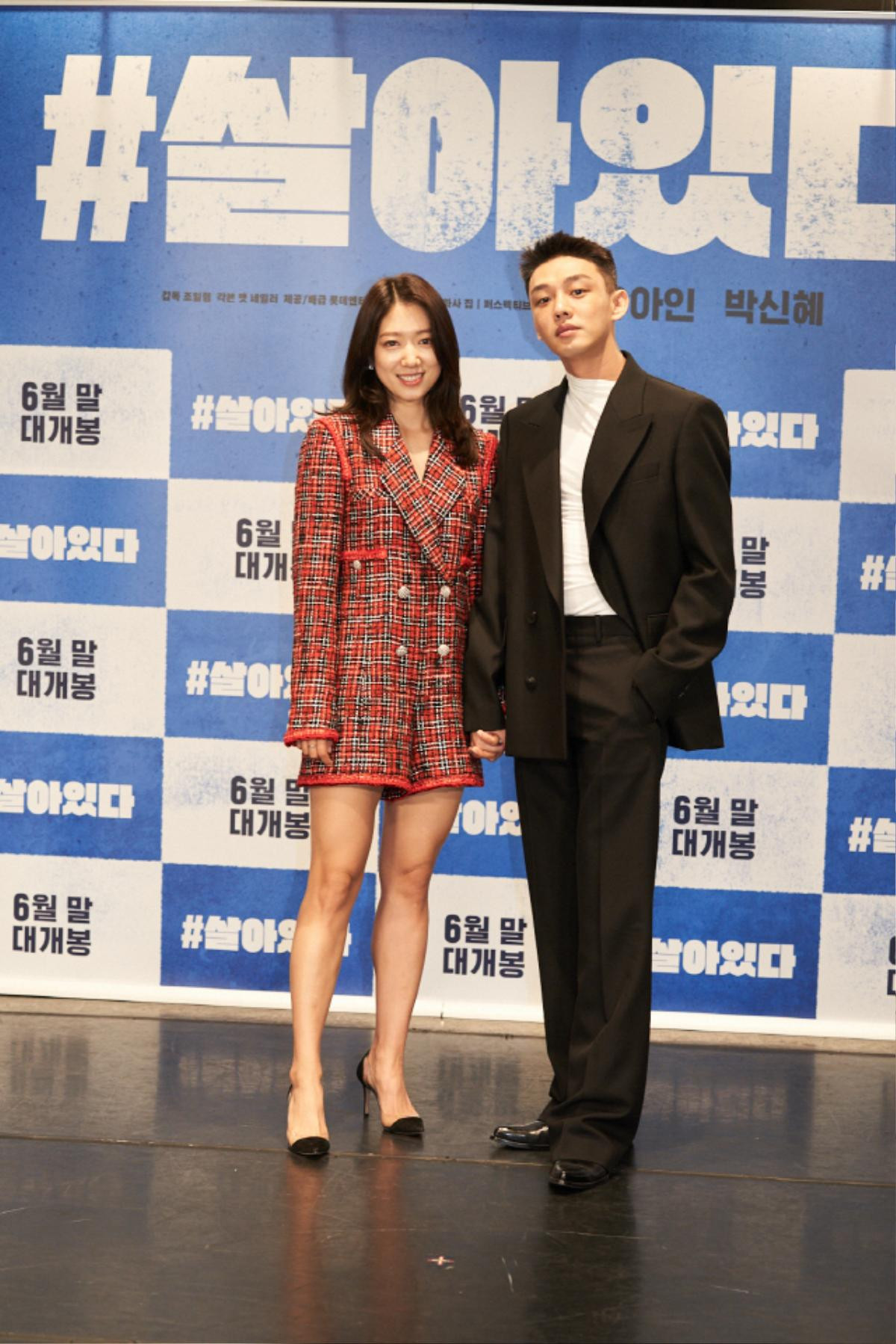 Yoo Ah In tình tứ, nắm chặt tay Park Shin Hye tại họp báo phim zombie '#ALIVE' Ảnh 4