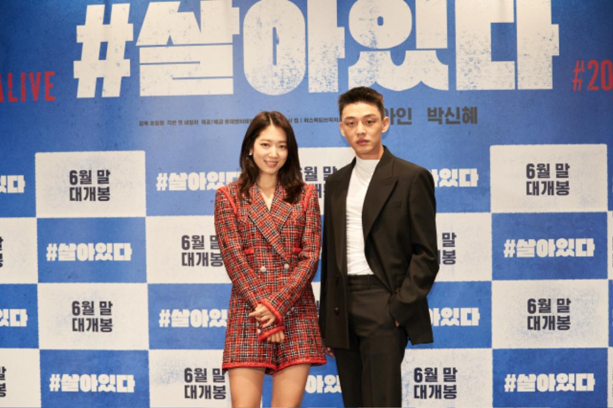 Yoo Ah In tình tứ, nắm chặt tay Park Shin Hye tại họp báo phim zombie '#ALIVE' Ảnh 5