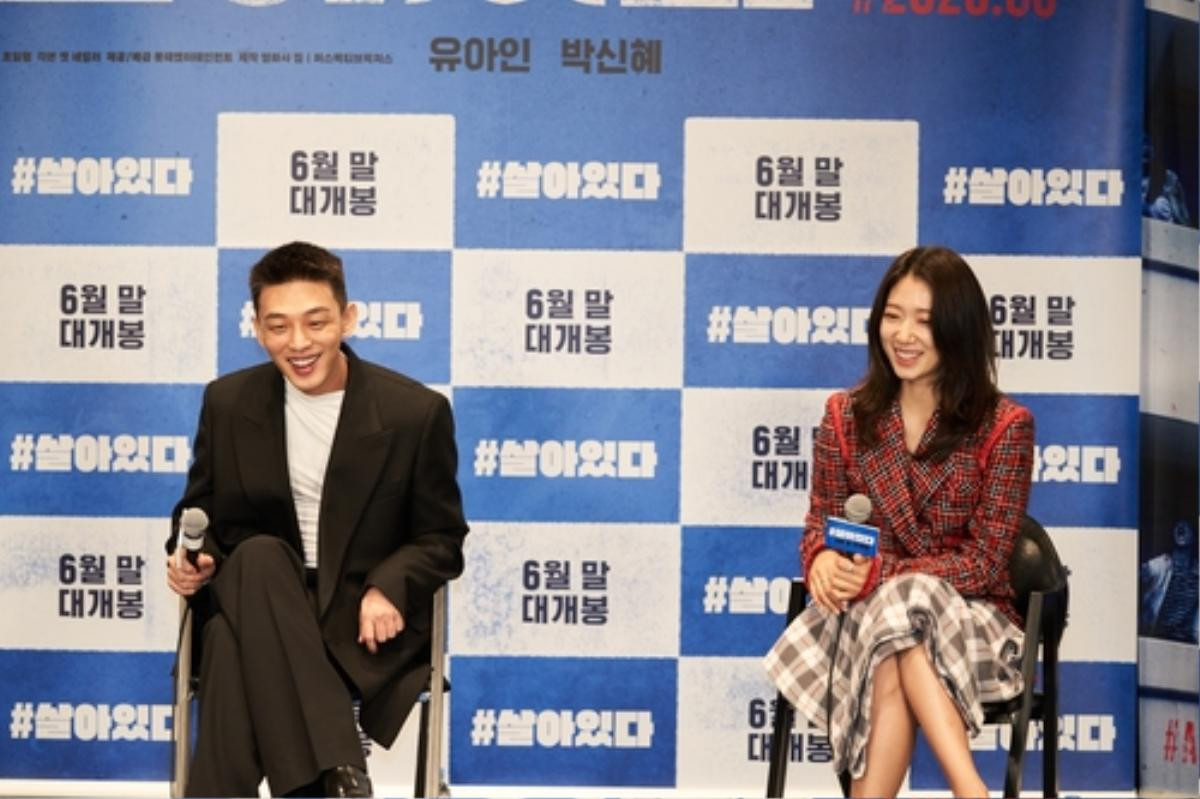 Yoo Ah In tình tứ, nắm chặt tay Park Shin Hye tại họp báo phim zombie '#ALIVE' Ảnh 2