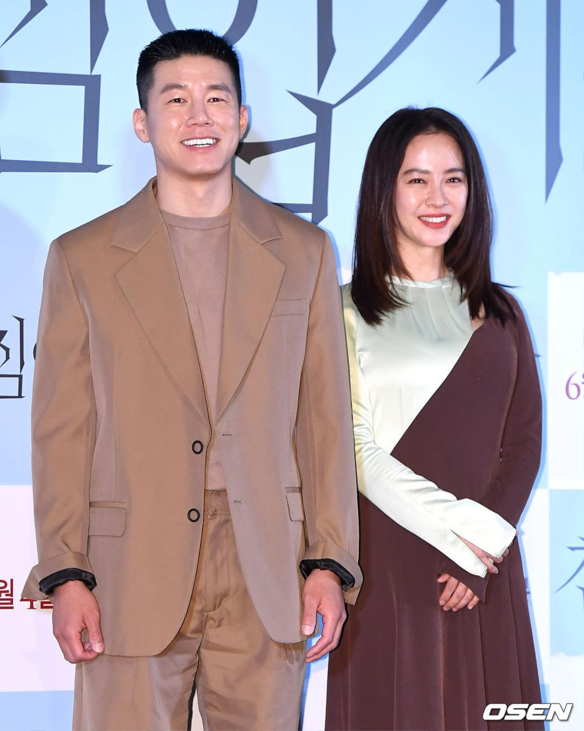 Họp báo 'The Intruder': Song Ji Hyo đẹp mặn mà, lộ dấu hiệu lão hóa bên 'tình đầu' của Kim Go Eun Ảnh 2