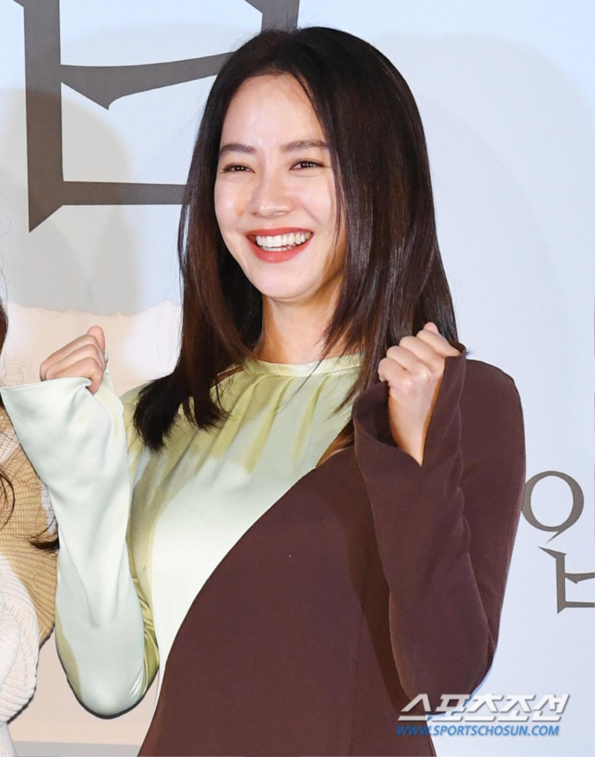 Họp báo 'The Intruder': Song Ji Hyo đẹp mặn mà, lộ dấu hiệu lão hóa bên 'tình đầu' của Kim Go Eun Ảnh 8