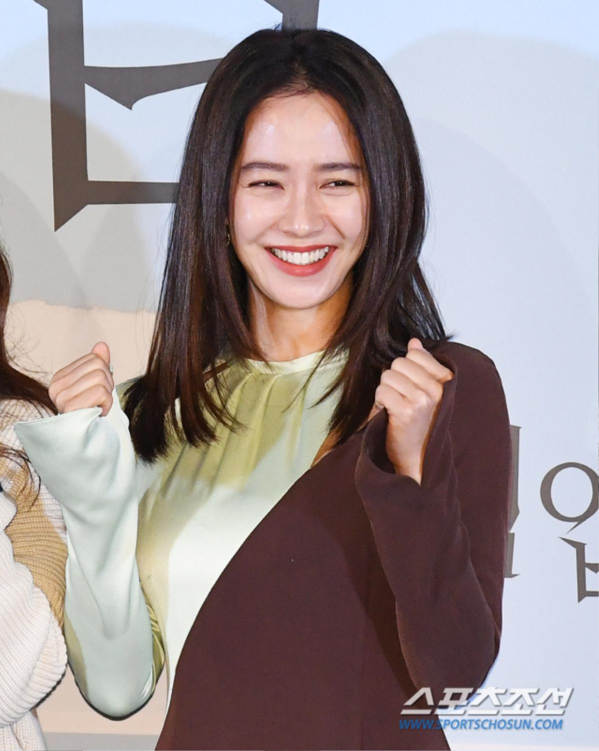 Họp báo 'The Intruder': Song Ji Hyo đẹp mặn mà, lộ dấu hiệu lão hóa bên 'tình đầu' của Kim Go Eun Ảnh 12