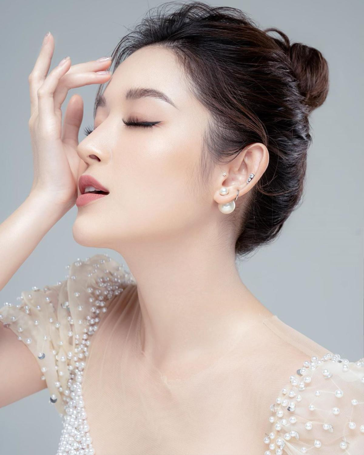 Hoàng Thùy lầy lội đòi cắt tóc đầu đinh, fan phản đối: 'Chị đẹp nhất style Miss Universe' Ảnh 14