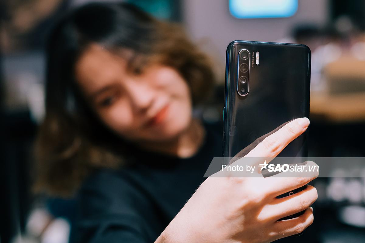 'Đọ' khả năng chụp selfie thiếu sáng của OPPO Reno3 và iPhone Ảnh 1