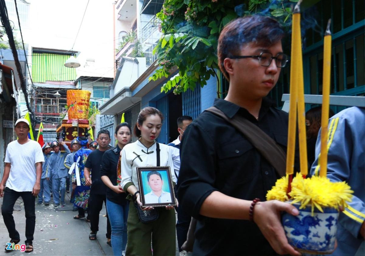 Dòng người đau xót đưa tiễn bé trai bị cây phượng đè tử vong, người mẹ kiệt sức vì mất mát quá lớn Ảnh 1