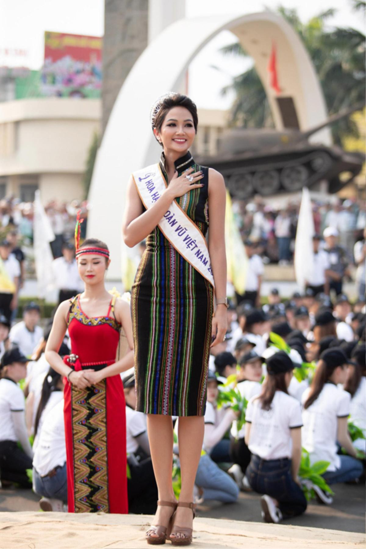 14 lần H'Hen Niê tận dụng thổ cẩm Ê Đê làm váy áo đẹp đẳng cấp: Thời trang và độc nhất! Ảnh 22