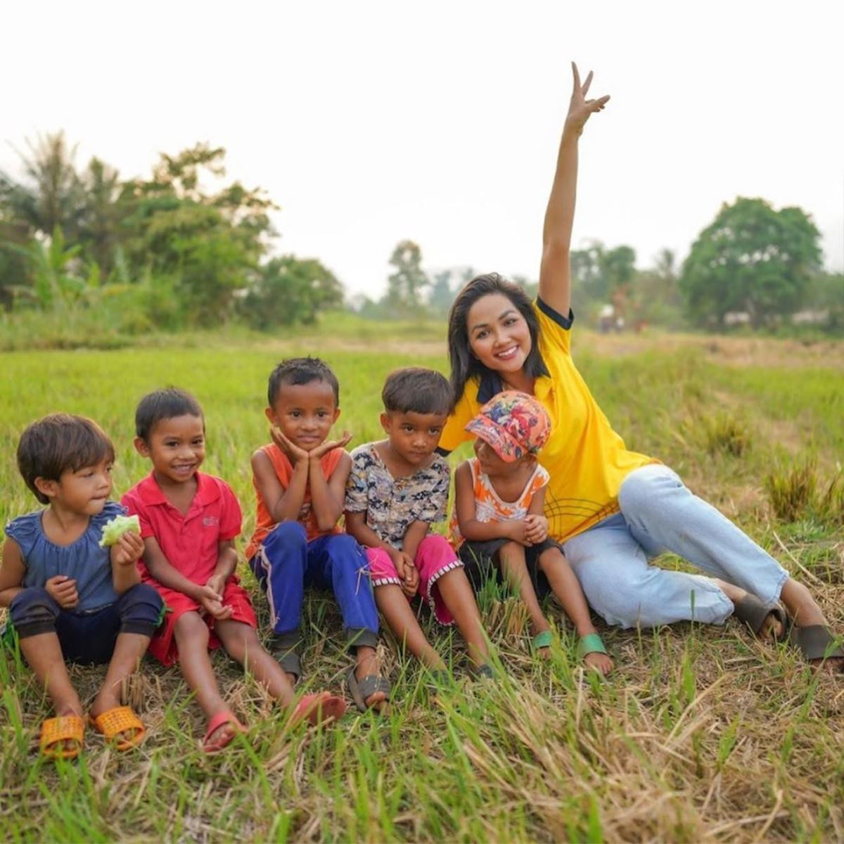 Khánh Vân - Kim Duyên đổi style 'xoành xoạch', Thúy Vân hạnh phúc viên mãn bên ông xã điển trai Ảnh 18