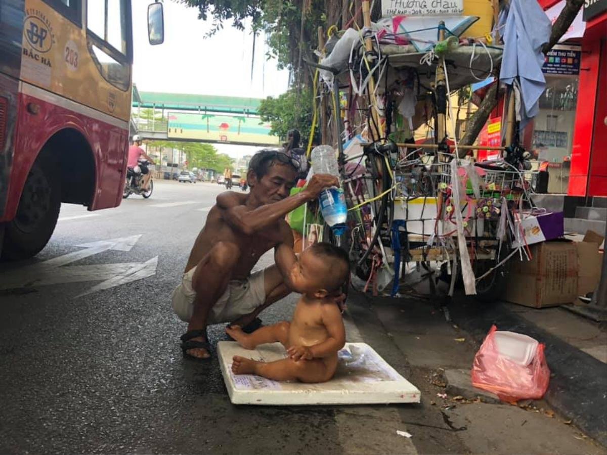 Xót xa bé trai 18 tháng tuổi trần truồng cả ngày ngoài đường bên tấm biển ‘cháu không có bố mẹ’ giữa nắng nóng 40 độ C ở Hà Nội Ảnh 2