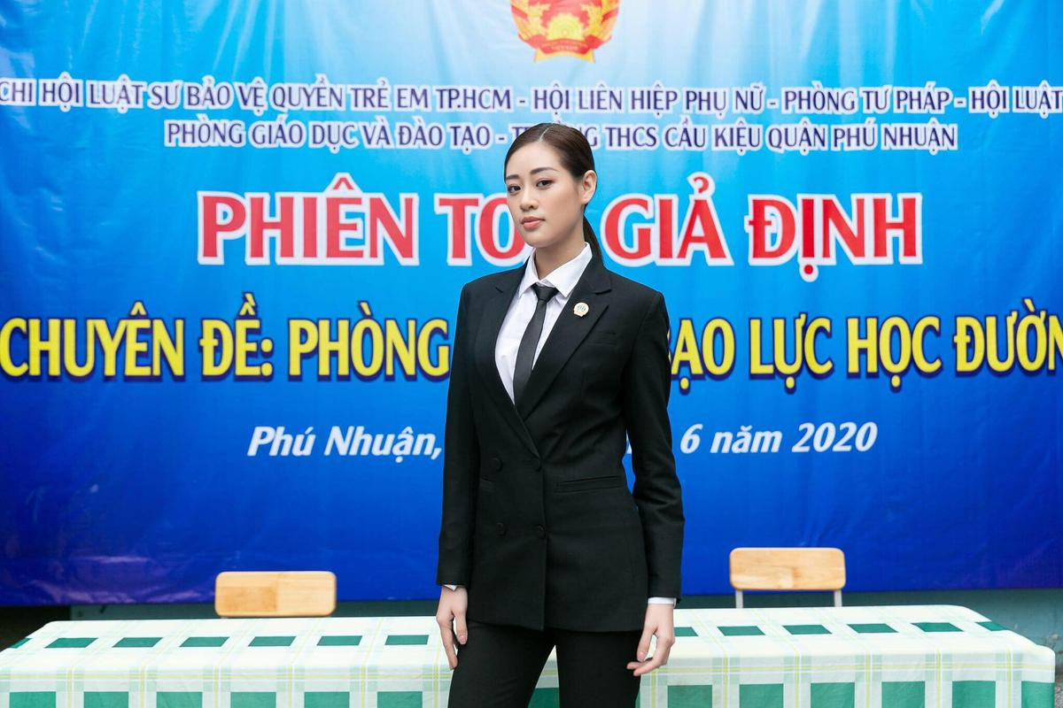 Diện vest thanh lịch, Khánh Vân được fan vây kín cổ vũ mang vương miện Miss Universe về Việt Nam Ảnh 8