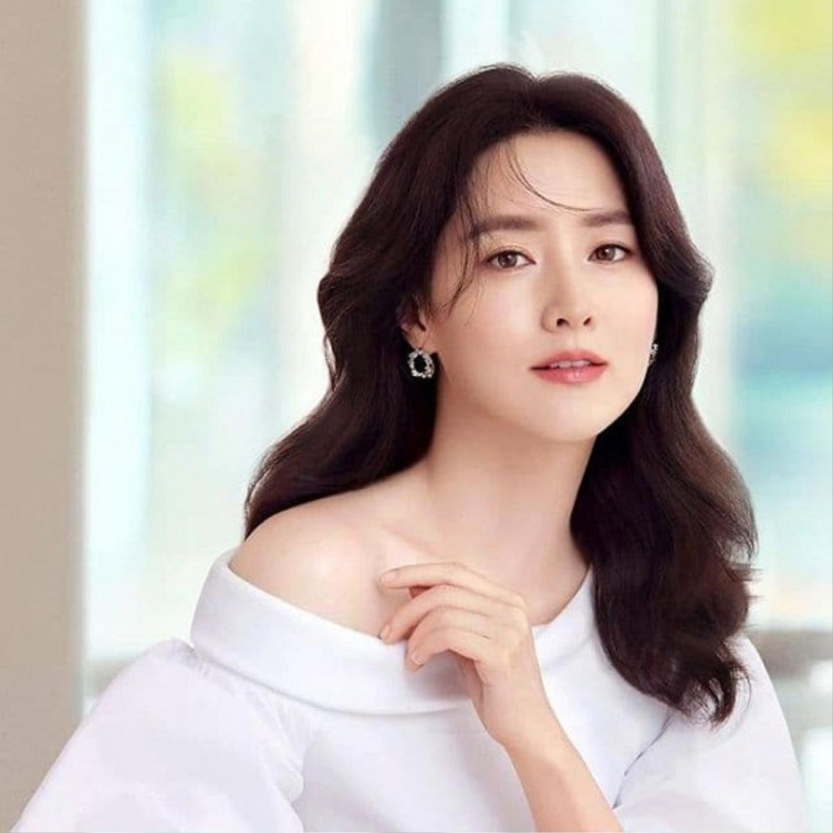 'Nàng Dae Jang Geum' Lee Young Ae tự tin khoe mặt mộc lộ rõ nếp nhăn và chân chim Ảnh 2