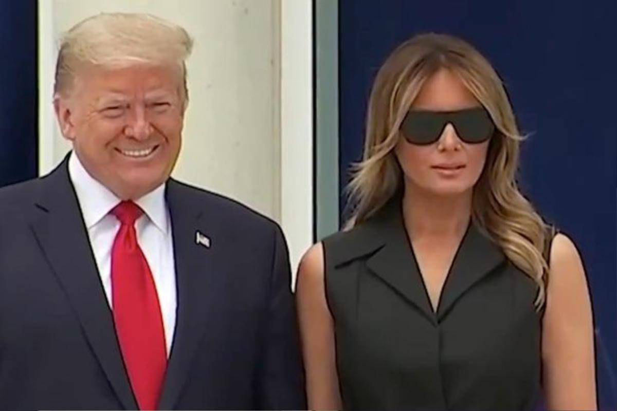 Bà Melania cười gượng ép khi chụp hình chung với ông Trump Ảnh 1