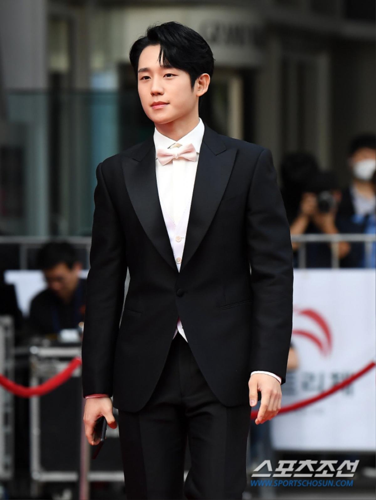 Thảm đỏ 'Oscar Hàn Quốc 2020': Jung Hae In - Eun Jung (T-ara) tỏa sáng, gương mặt 'lỗi' của Park Bom gây sốc Ảnh 6