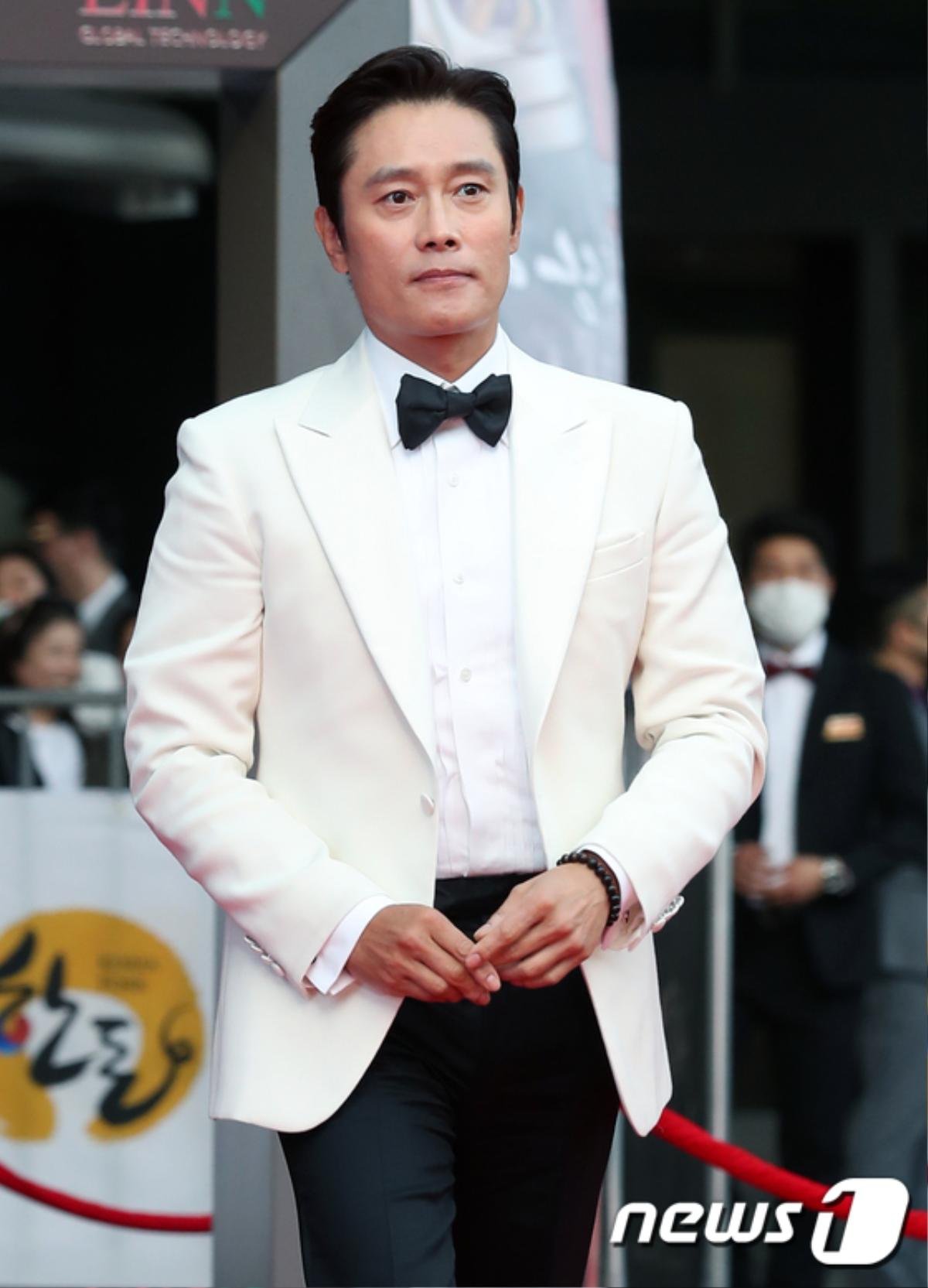 Lee Byung Hun, Lee Yoori cùng loạt sao Hàn đổ bộ thảm đỏ 'Oscar Hàn Quốc 2020' Ảnh 4