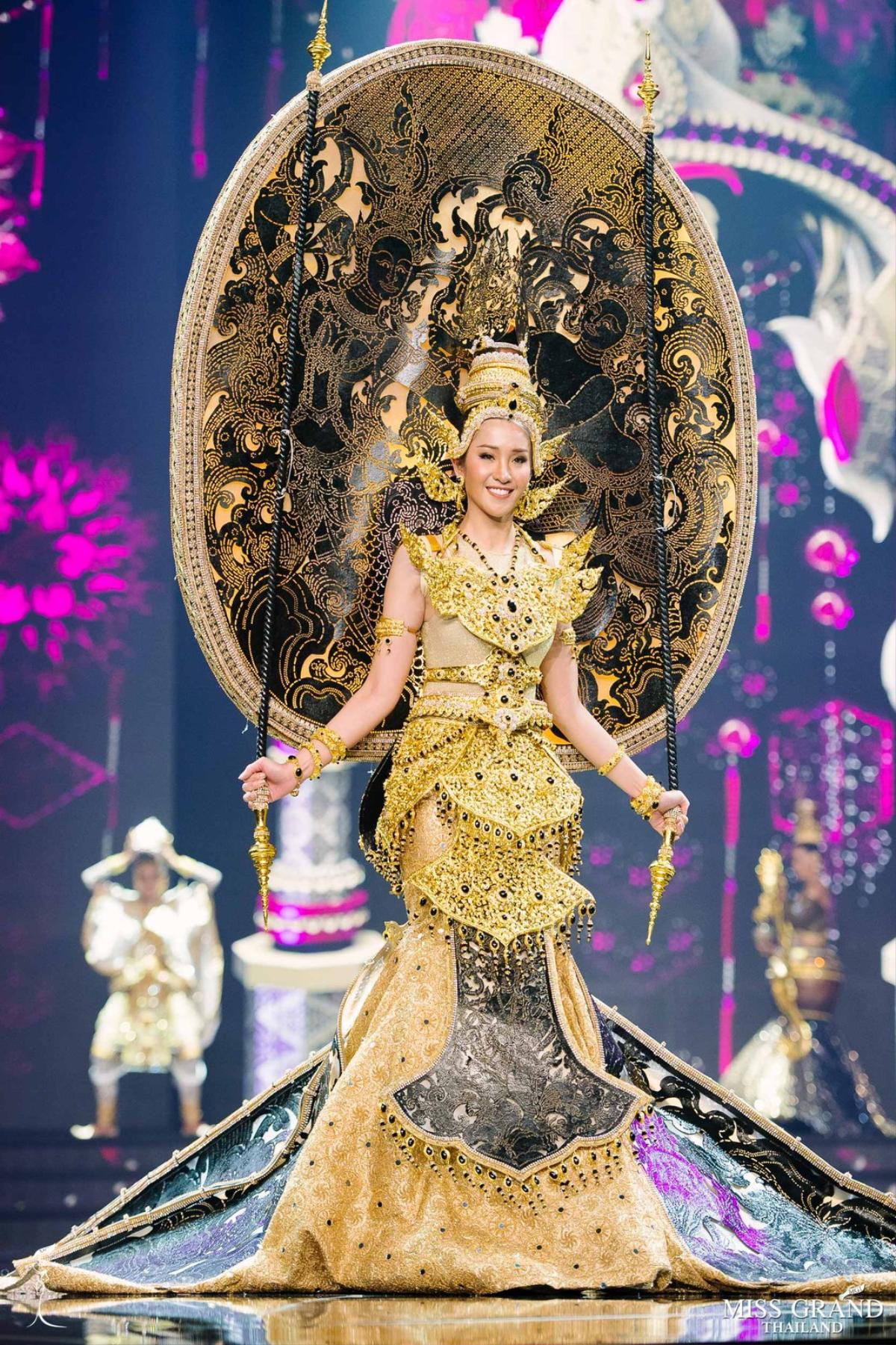 10 National Costume vàng rực đẹp nhất lịch sử: Phương Khánh - Tường San chiến thắng vẻ vang Ảnh 2