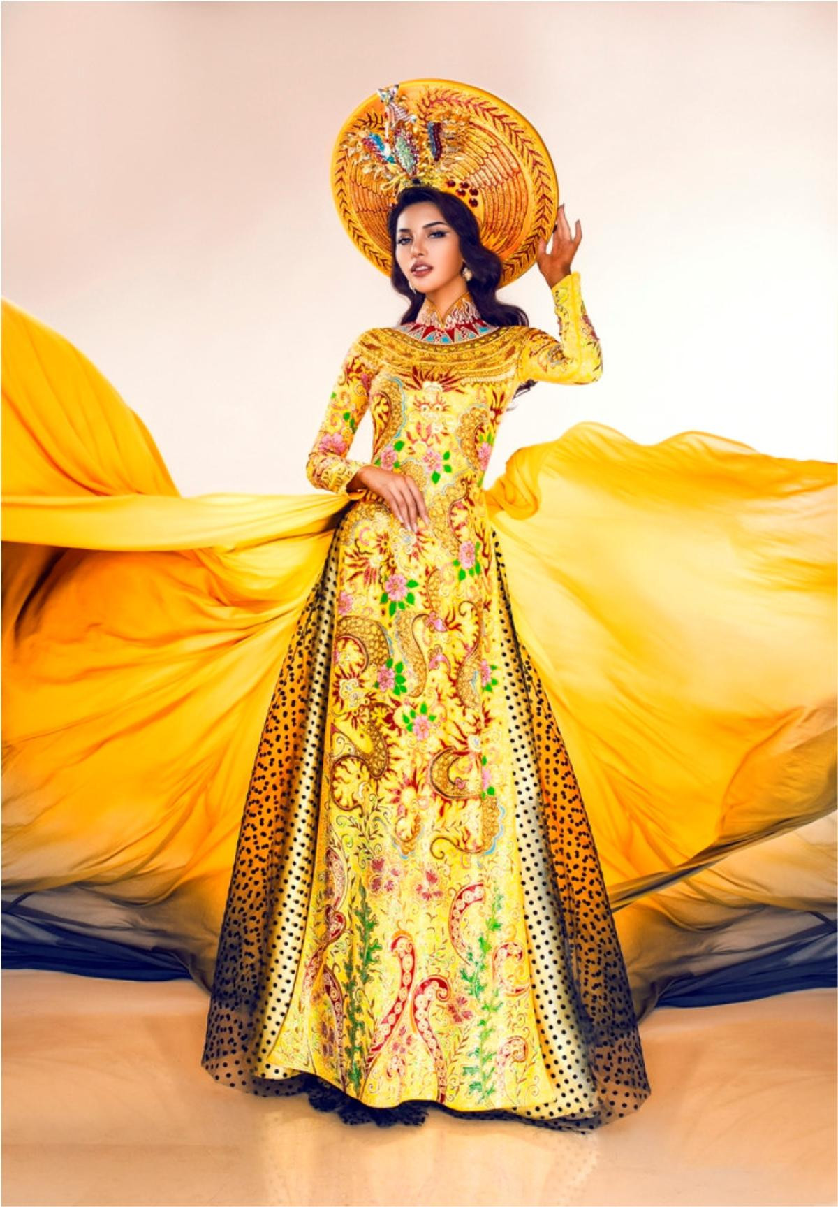 10 National Costume vàng rực đẹp nhất lịch sử: Phương Khánh - Tường San chiến thắng vẻ vang Ảnh 21