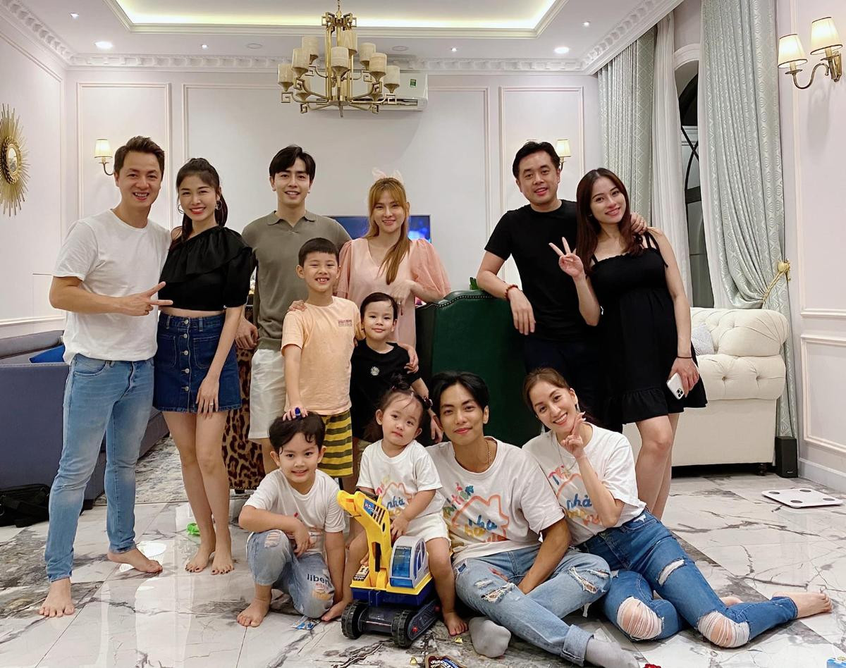 Hội bạn thân showbiz hội ngộ, nhan sắc hai bà bầu Sara Lưu và Thu Thủy nhận được nhiều sự chú ý Ảnh 1