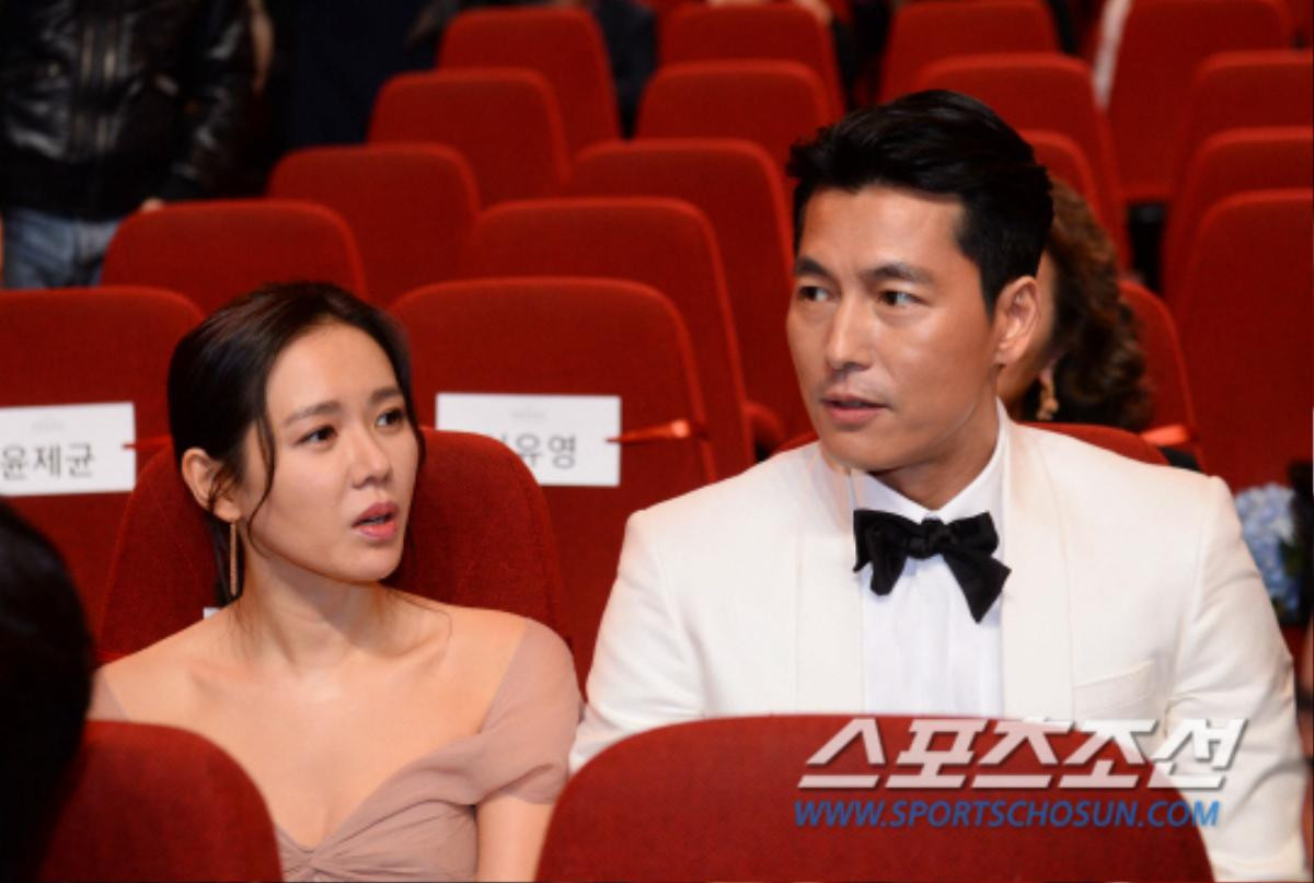 'Baeksang 2020': Chuyện gì xảy ra khi Hyun Bin - Son Ye Jin chạm mặt 'vợ chồng' Han Ji Min - Jung Woo Sung? Ảnh 8