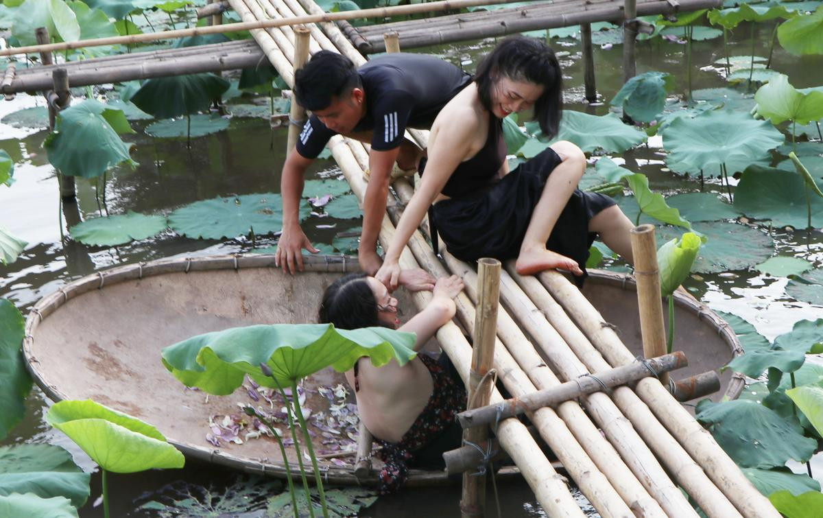 Rủ nhau đội nắng 40 độ C chụp ảnh bên hoa sen, mải mê đến nỗi suýt lật cả thuyền Ảnh 19