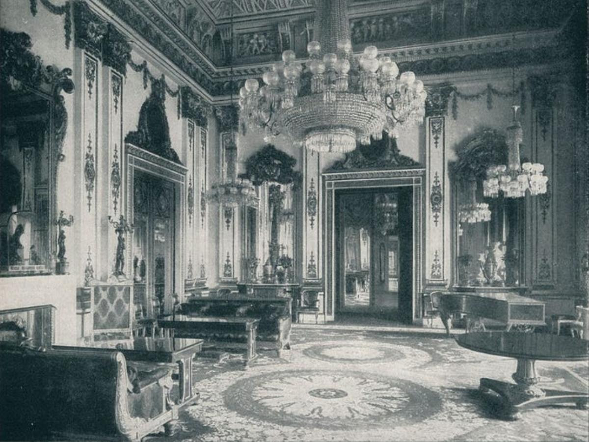 Trần nhà của White Drawing Room trong cung điện Buckingham được thiết kế bởi John Nash.