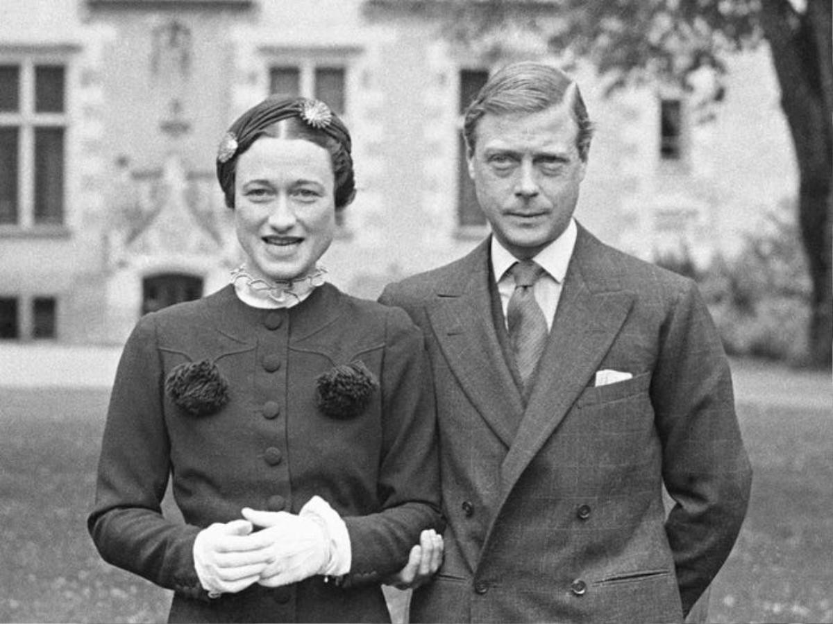 Giáo hội Anh từng cấm người trong hoàng gia kết hôn với người từng ly hôn. Vua Edward VIII đã gây ra một vụ bê bối lớn khi từ bỏ ngai vị để cưới Wallis Simpson, một phụ nữ từng ly dị người Mỹ.