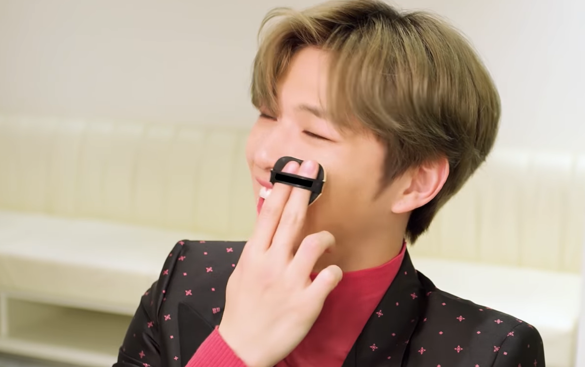 Đột nhập hậu trường của Kang Daniel: Make up sương sương là xưa rồi, giờ là thời đại… úp cả tảng phấn vào mặt thế này! Ảnh 2