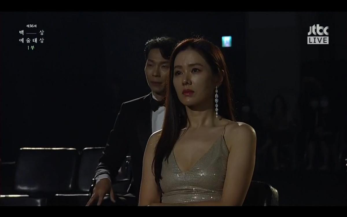 Bi hài chuyện 'Baeksang 2020' tuân thủ luật giãn cách, xếp chỗ ngồi như thể thi tập trung ngoài trời Ảnh 8