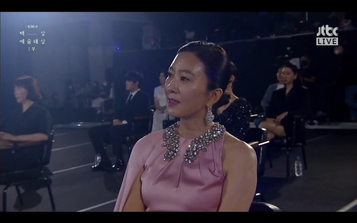 Bi hài chuyện 'Baeksang 2020' tuân thủ luật giãn cách, xếp chỗ ngồi như thể thi tập trung ngoài trời Ảnh 13