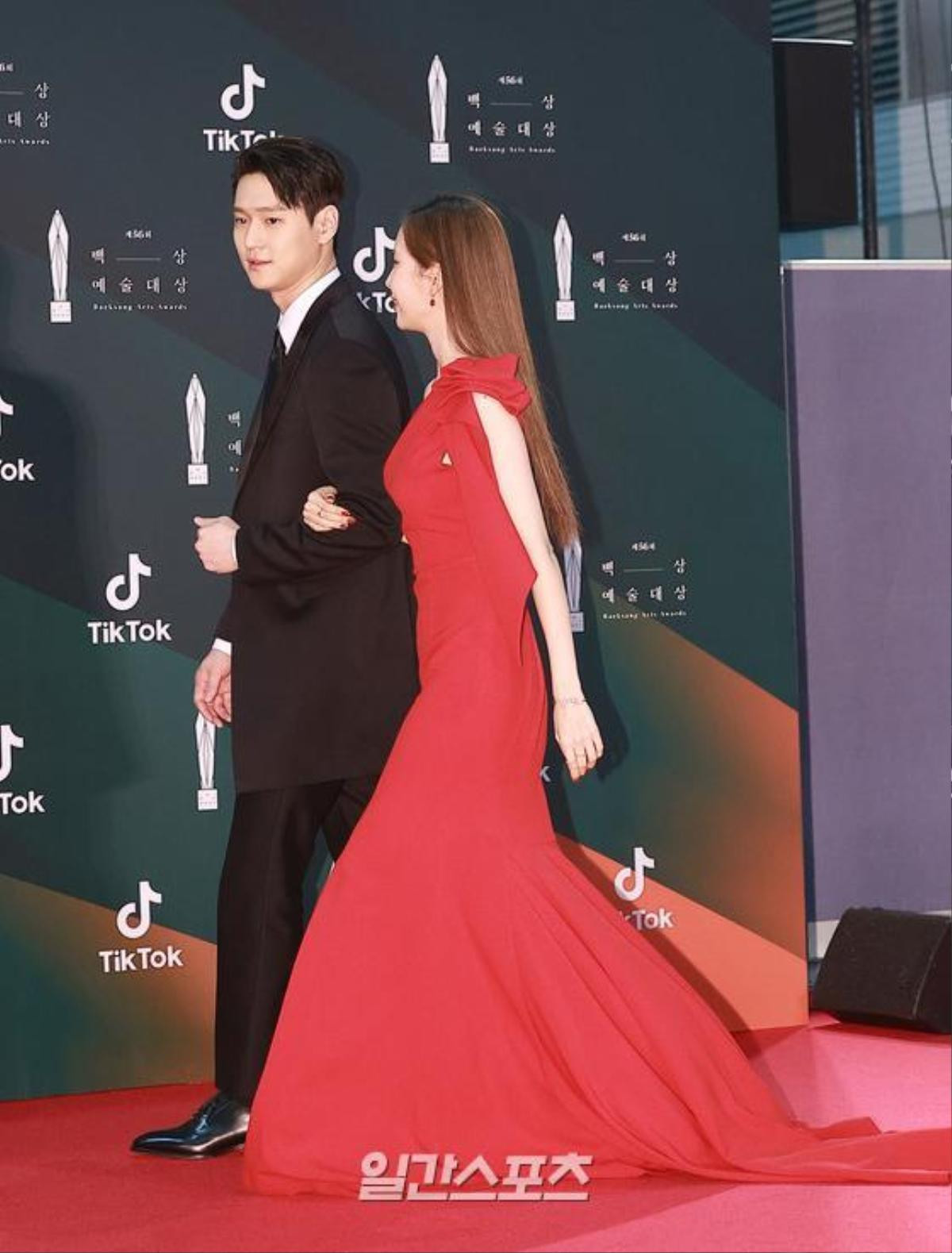 Thảm đỏ 'Baeksang 2020': Son Ye Jin tái hợp Hyun Bin - Jung Hae In, cùng Park Seo Joon - IU và Gong Hyo Jin tỏa sáng Ảnh 37