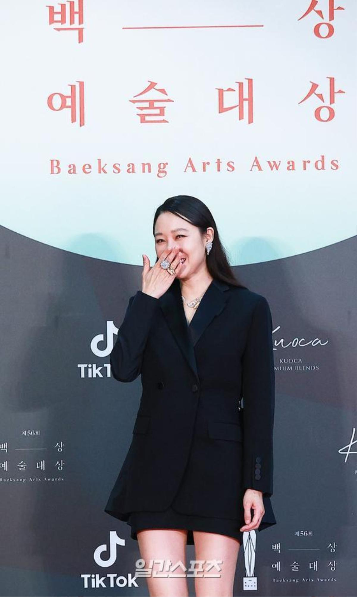 Thảm đỏ 'Baeksang 2020': Son Ye Jin tái hợp Hyun Bin - Jung Hae In, cùng Park Seo Joon - IU và Gong Hyo Jin tỏa sáng Ảnh 21