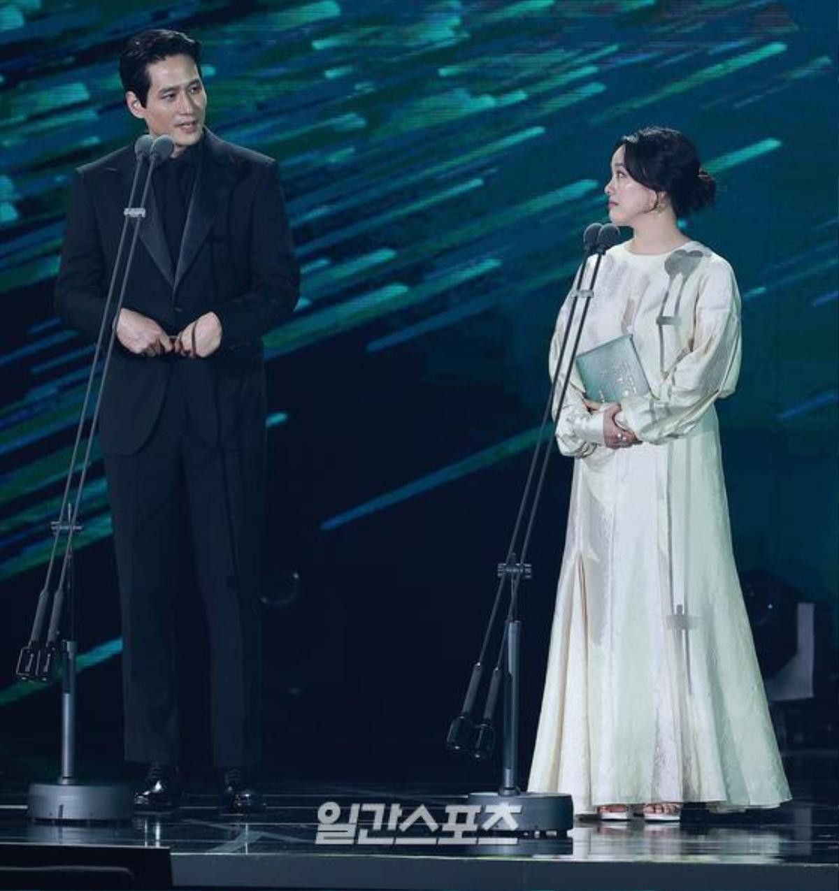 Sân khấu 'Baeksang 2020': Han Ji Min khoe vòng một quyến rũ, Kim Soo Hyun điển trai, Im Siwan tình tứ nắm tay Kim Yoo Jung Ảnh 23